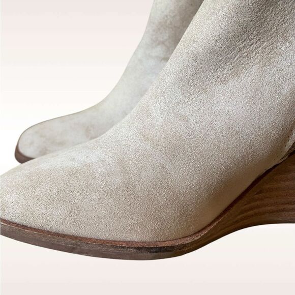 Lucky Brand Cream Suede Ankle Booties V-Cut wedge Melindi boots NWOB size 7.5 - Picture 12 of 13